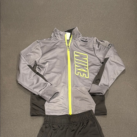 Nike kids Gray and Black Tracksuit with Neon Accents, size 7 - Picture 2 of 7